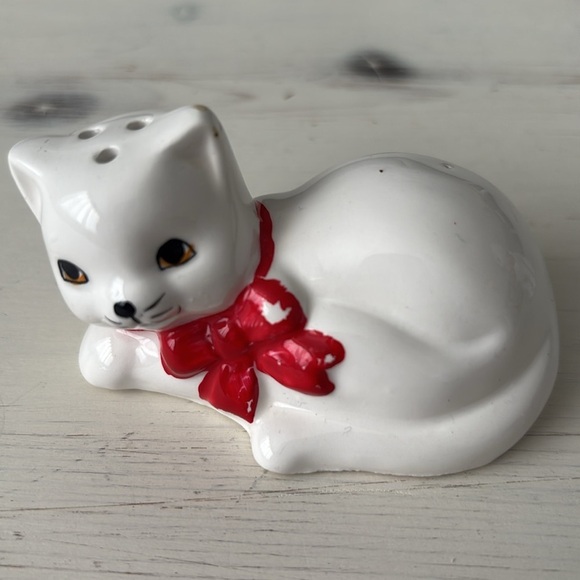 Kittens with Bows! Vintage Ceramic Salt & Pepper Shakers - Picture 2 of 8
